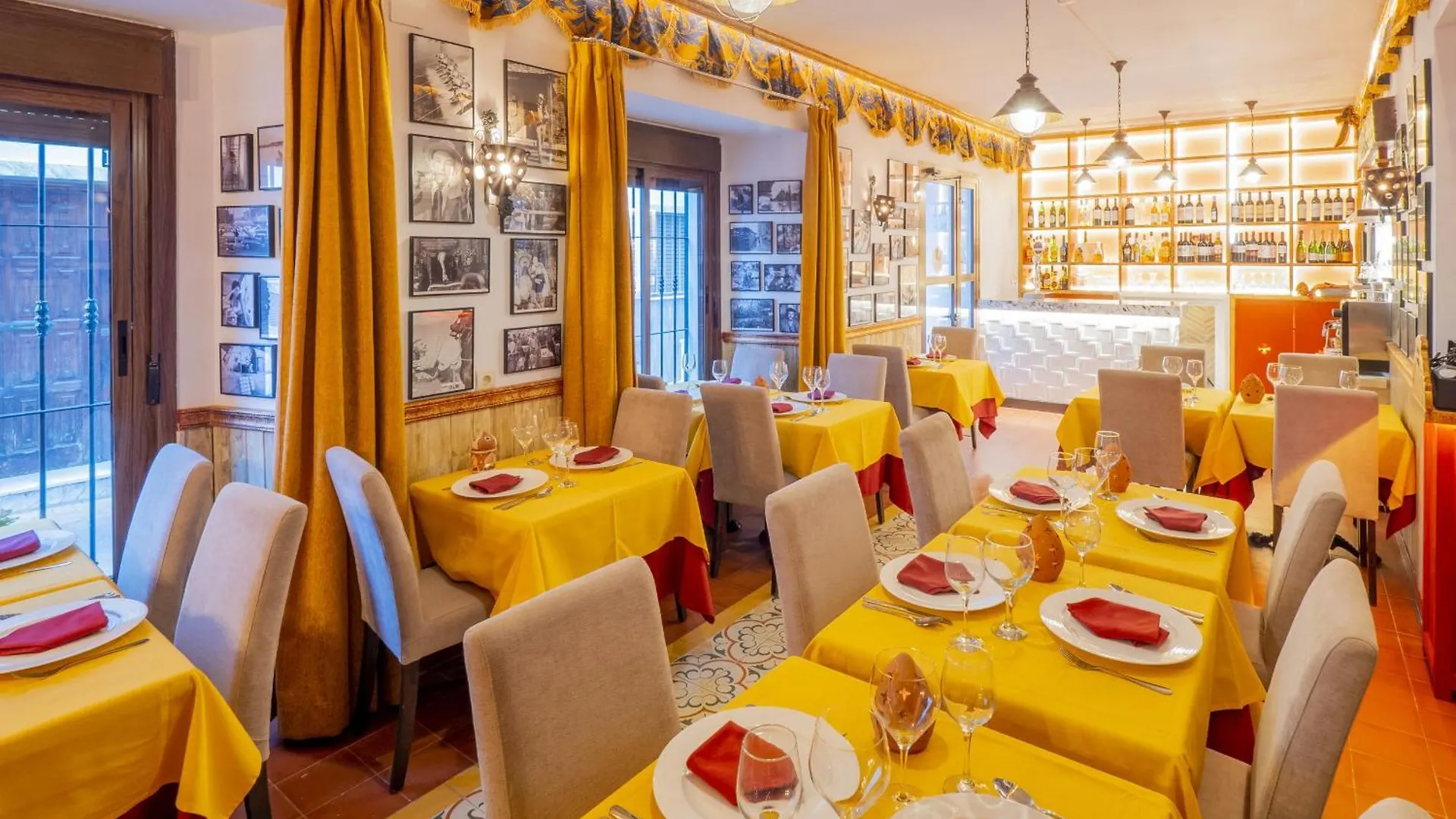 Cubo'S Hostal La Plaza Room 101 With Breakfast Tolox