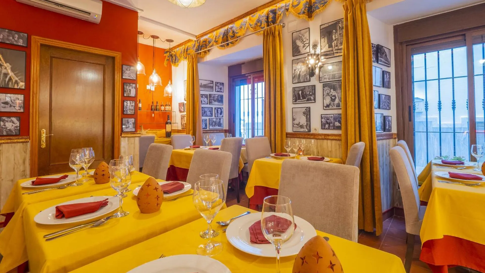 Cubo'S Hostal La Plaza Room 101 With Breakfast Tolox
