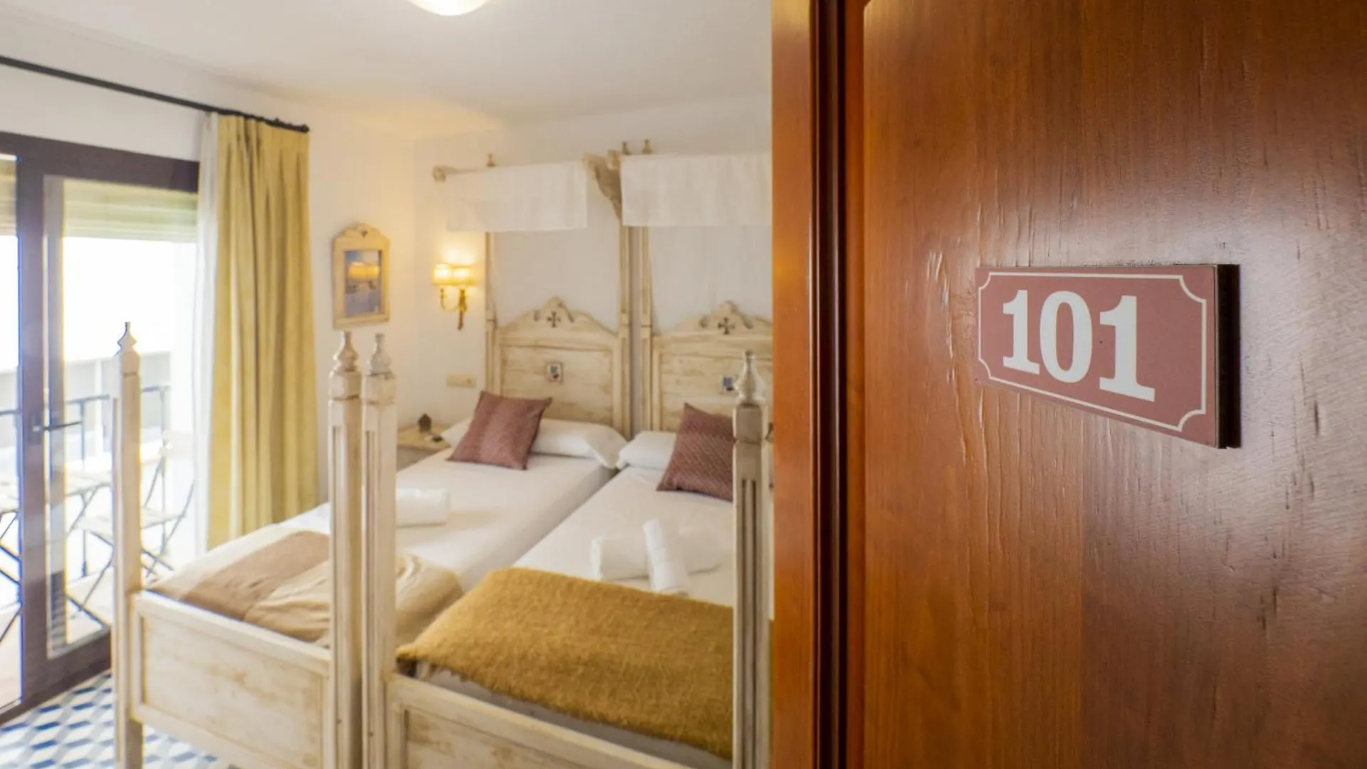 Cubo'S Hostal La Plaza Room 101 With Breakfast Tolox
