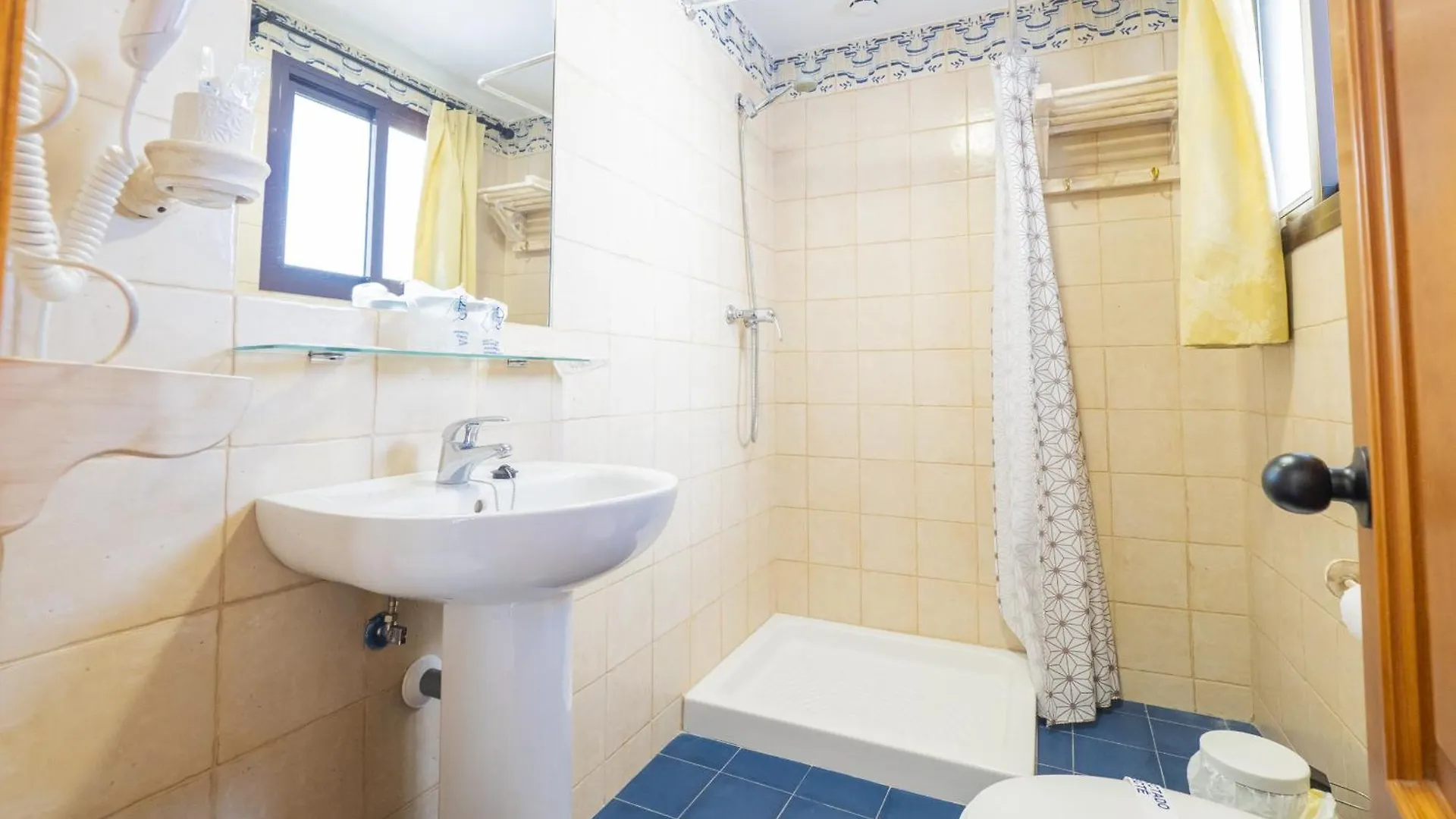 Cubo'S Hostal La Plaza Room 101 With Breakfast Tolox Guest house