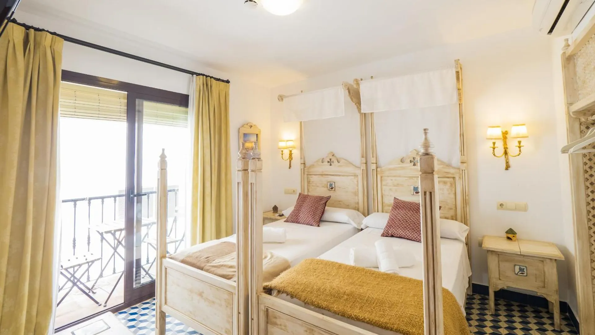 Cubo'S Hostal La Plaza Room 101 With Breakfast Tolox Guest house